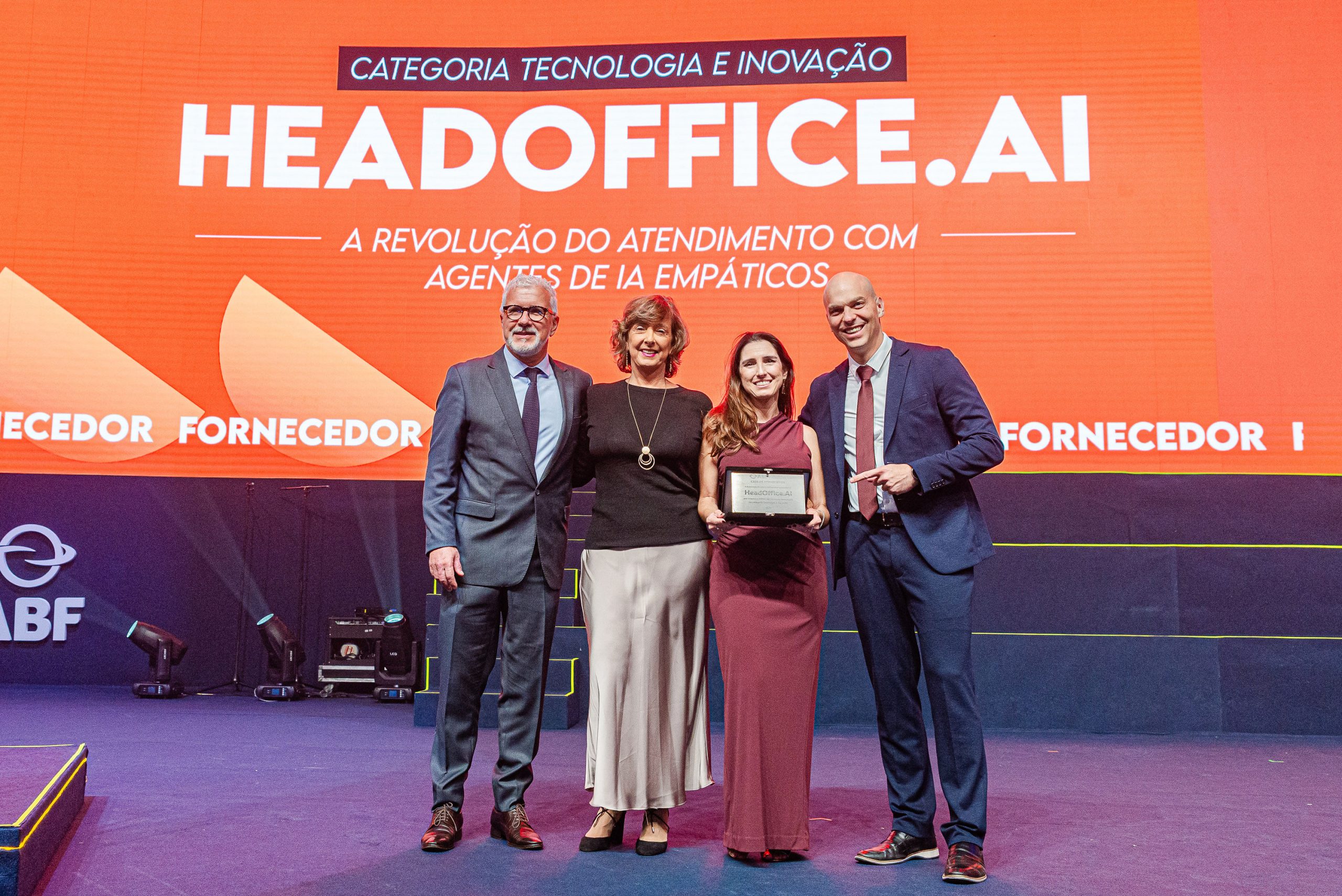 Equipe HeadOffice.ai recebendo o Prêmio ABF de Fornecedor do Ano